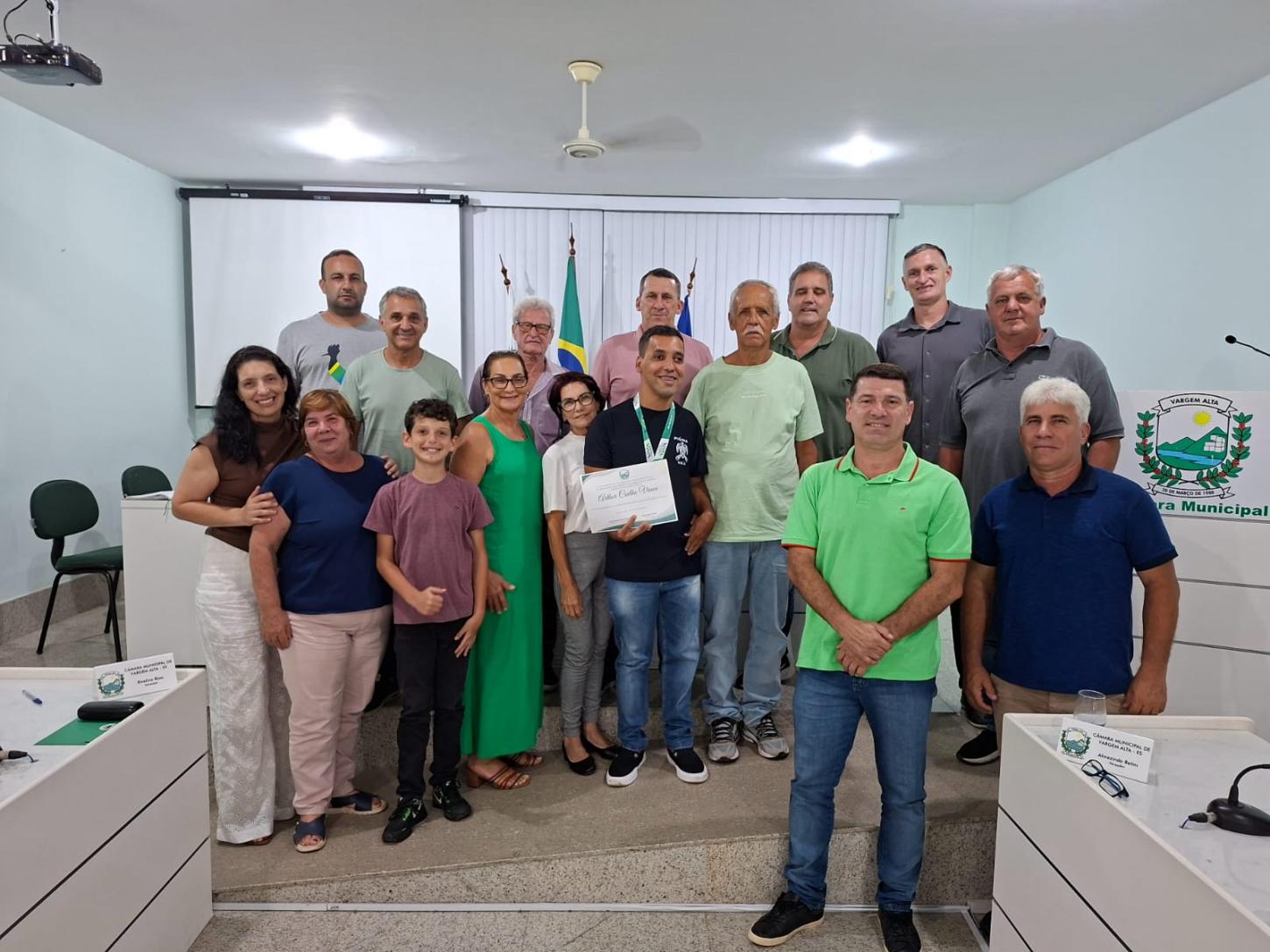 Arthur teve todo o hemisfério direito do cérebro removido aos 3 anos e 10 meses. Tornou-se atleta de natação, ciclismo e canoa havaiana. Crédito: CMVA