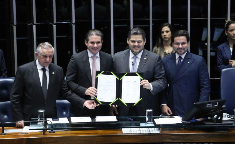 Congresso promulga emenda constitucional que permite a professor acumular outro cargo público