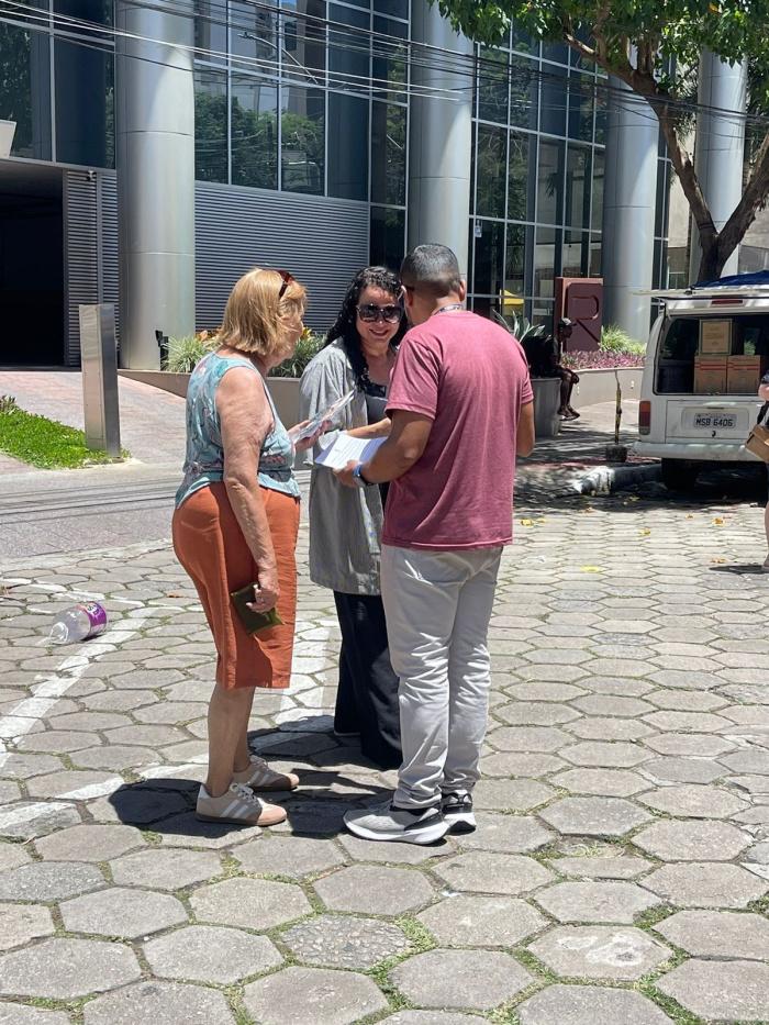 Dezembro Vermelho: Unidade de Saúde de Santa Luíza promove ação de conscientização sobre ISTs em feira livre