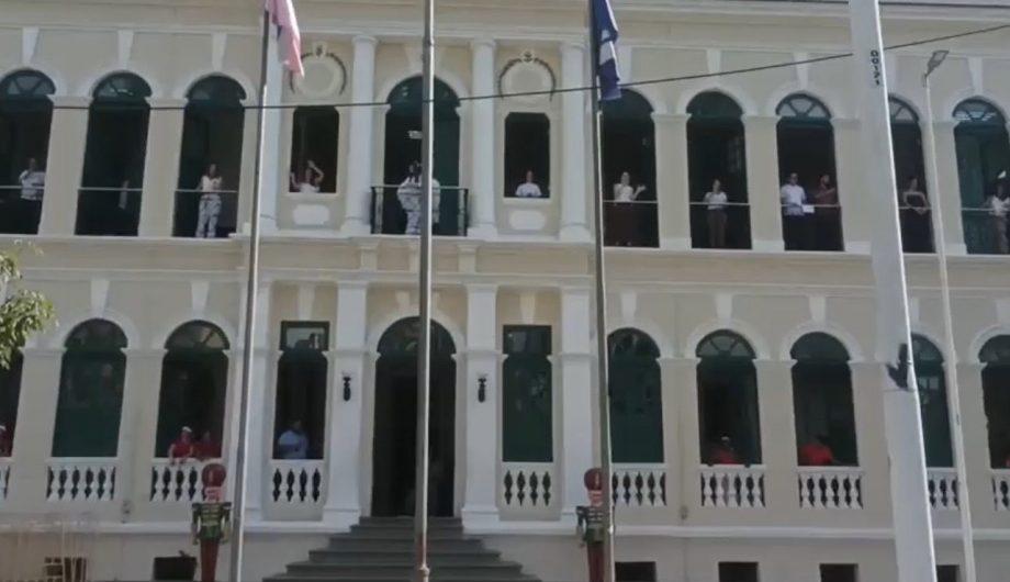 Flash mob natalino transforma o Palácio Bernardino Monteiro em palco de emoção e celebração em Cachoeiro