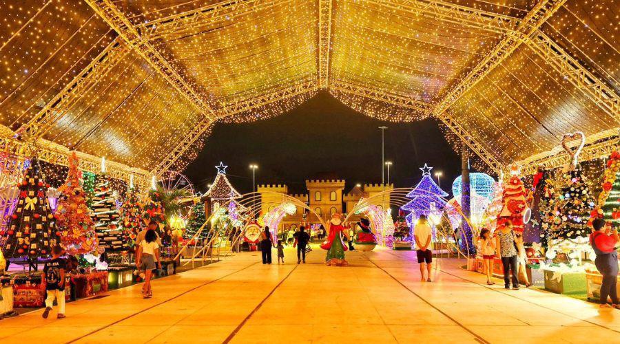 Luzes da Vila Natalina encantam visitantes em clima de confraternização em Vila Velha