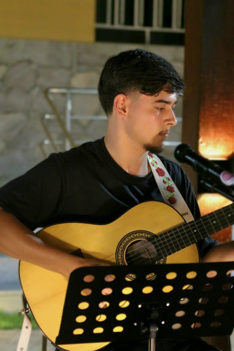 Hugo Souza chama atenção pela versatilidade, mas sobretudo pelo compromisso com a música.