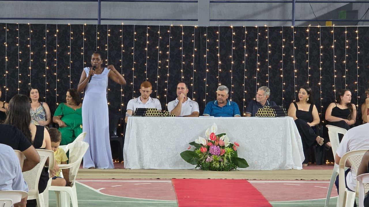 A formatura dos alunos dos 5º anos da EMEBTI José Helvécio Altoé aconteceu na noite de quinta-feira (11). Foto: Cláudio Pazetto