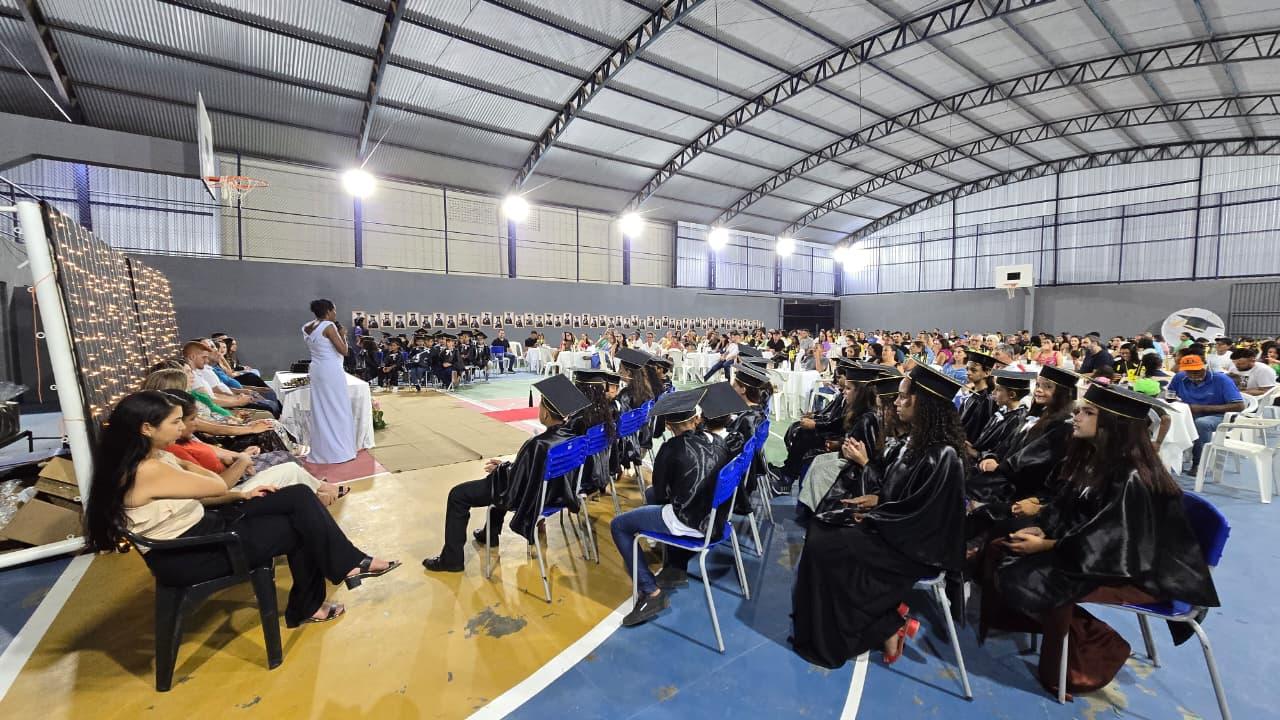 A formatura dos alunos dos 5º anos da EMEBTI José Helvécio Altoé aconteceu na noite de quinta-feira (11). Foto: Cláudio Pazetto