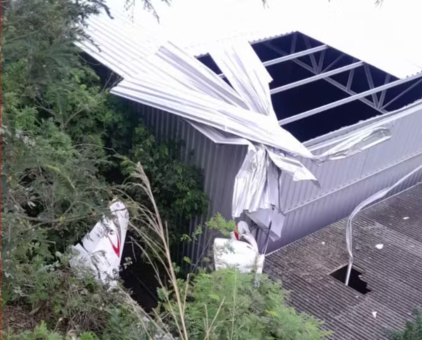 Avião experimental cai sobre oficina logo após decolar em Guarapari