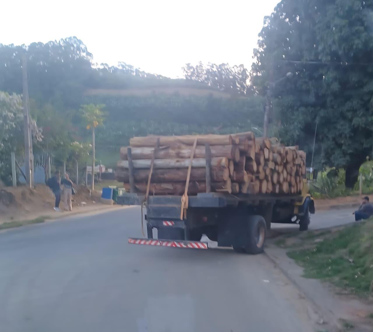 Caminhão quebra e complica acesso ao distrito de Jaciguá