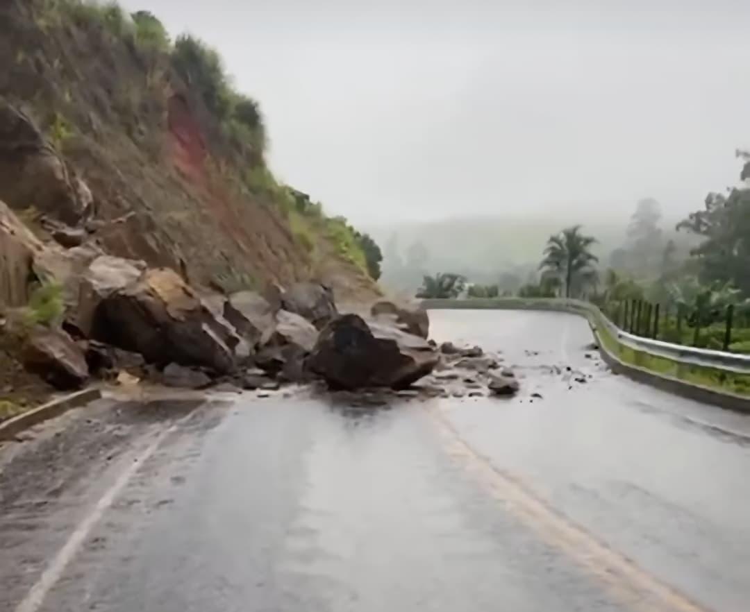 Deslizamento de pedras interdita trecho da rodovia entre Castelo e Muniz Freire