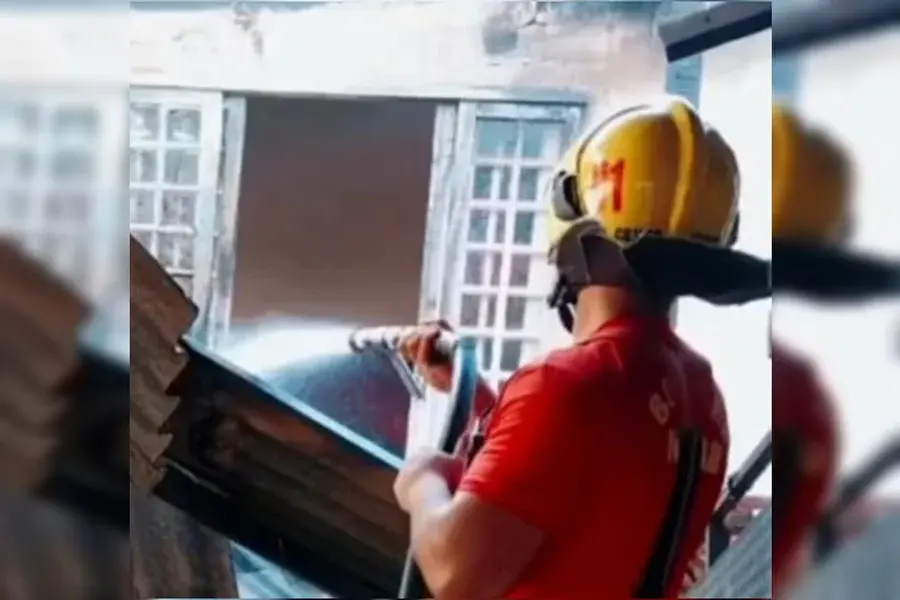 Filho incendeia casa com pais de 90 anos dentro e é preso por dupla tentativa de homicídio