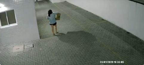 Imagem mostra mulher carregando caixa ligada a caso de bebê encontrado morto em João Pessoa