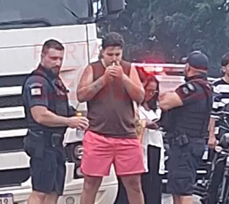 Imagens mostram ex-BBB26 sendo levado a clínica após desistência