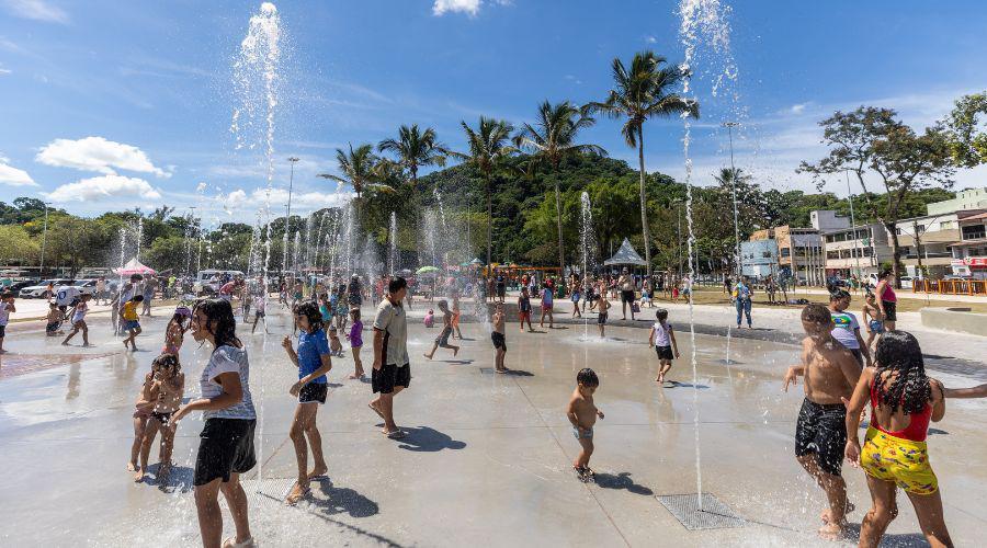Parque da Prainha com fonte interativa é opção de lazer para as famílias em Vila Velha