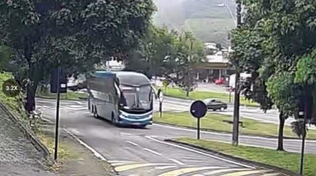 Queda de árvore interdita BR-101 em João Neiva e quase atinge ônibus