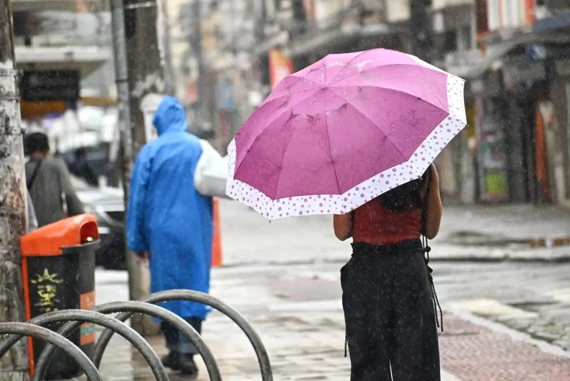 ZCAS pode despejar até 400 mm de chuva no Espírito Santo e acende alerta máximo