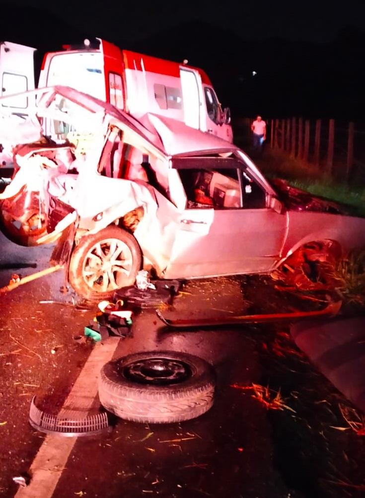 Batida entre caminhão e carro mata uma pessoa em Vargem Alta