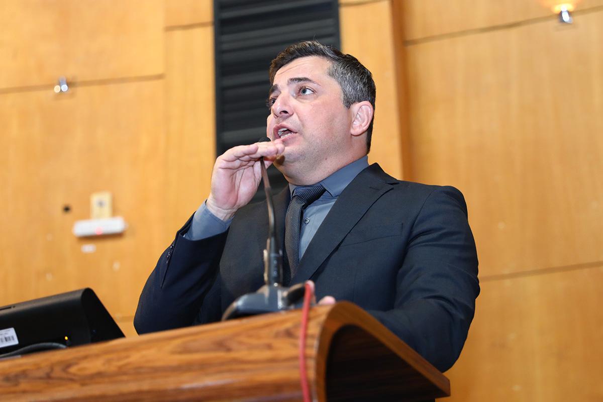 Deputado propõe cartazes em unidades de saúde para orientar sobre entrega voluntária para adoção