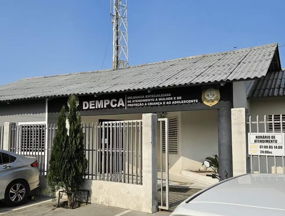 Mãe chama a polícia e entrega filho de 14 anos que teria decapitado cachorro da família no AC
