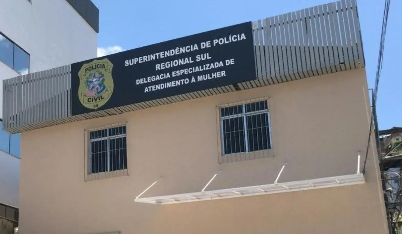 Mulher é jogada para fora de carro em movimento durante briga em Cachoeiro