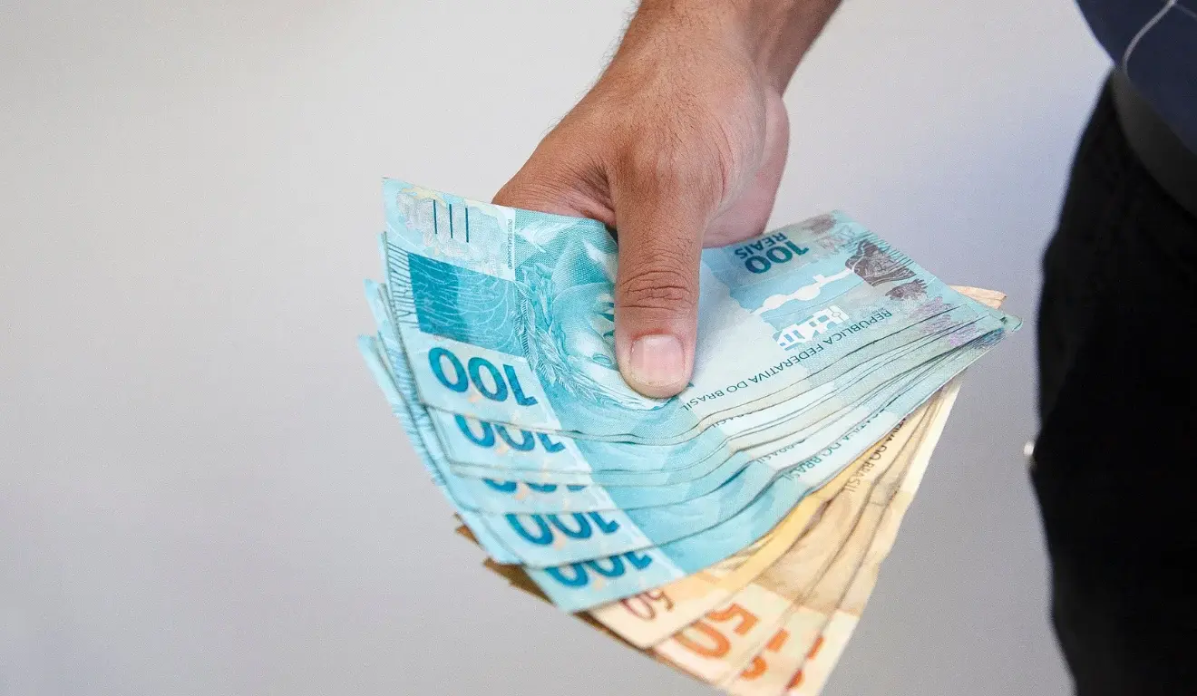 Novo salário mínimo de R$ 1.621 começa a ser pago nesta segunda