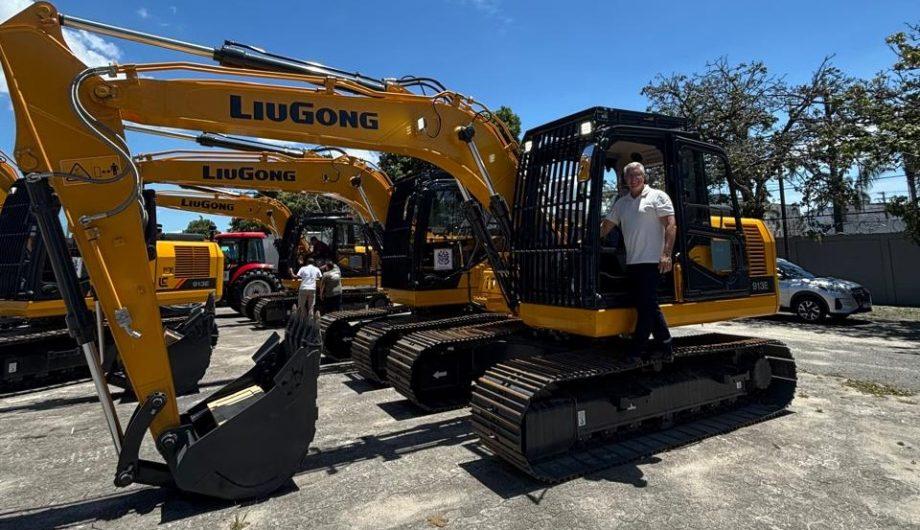 Cachoeiro recebe escavadeira hidráulica para reforçar apoio aos produtores rurais