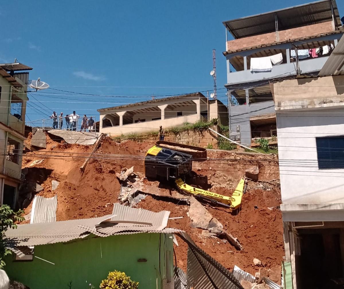 Muro desaba e destrói casa em Jerônimo Monteiro; moradores alertavam risco há meses