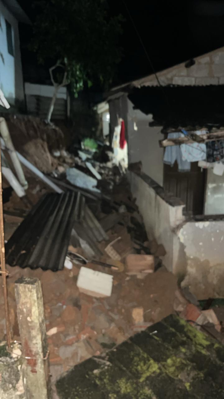 Parte de casa desaba e deixa morador ferido no Morro da Formiga, em Vargem Alta