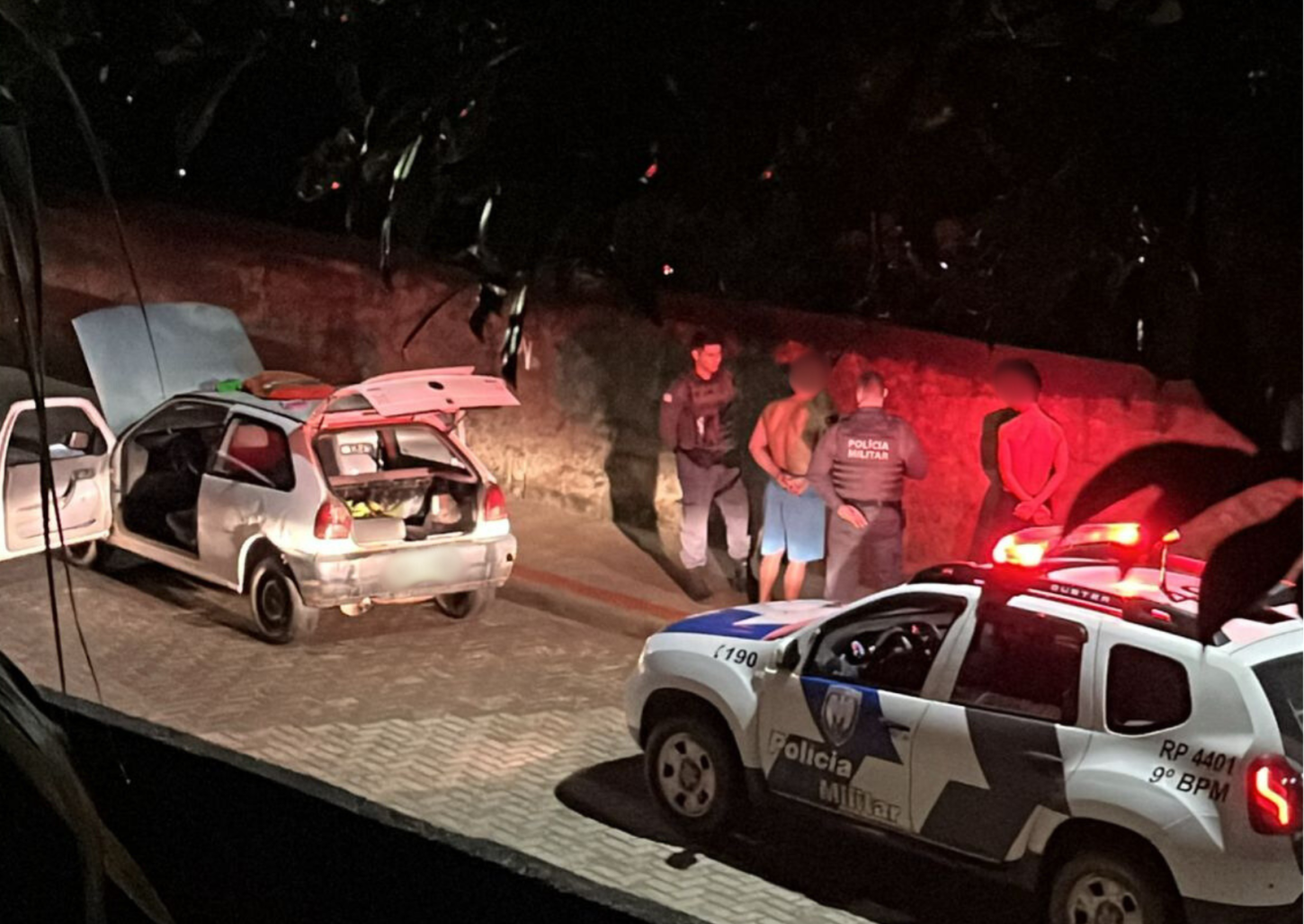 Polícia aborda veículo irregular em Vargem Alta e carro é removido por guincho