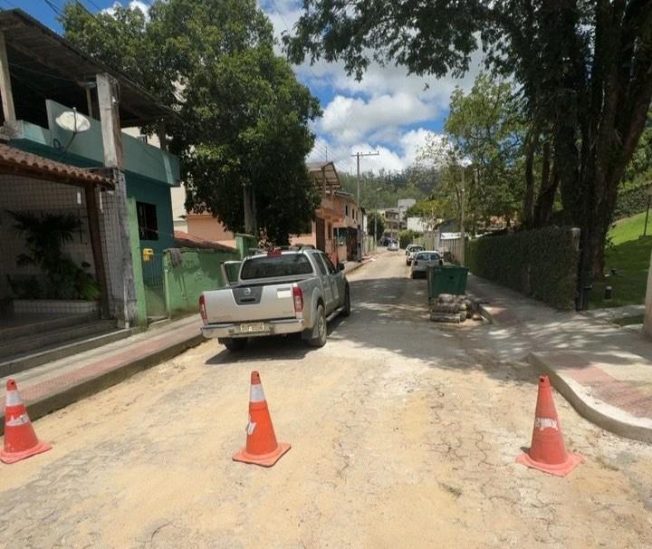 Prefeitura interdita rua para obras de drenagem em Vargem Alta