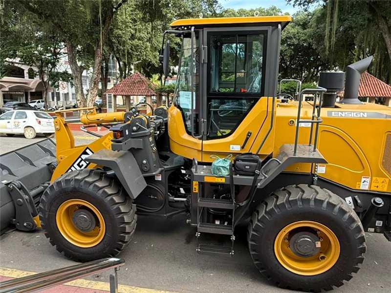 Alfredo Chaves recebe máquina e amplia investimentos em infraestrutura e saúde