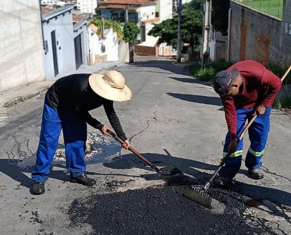 Cachoeiro: Prefeitura realiza operação tapa-buraco em rua do bairro Vila Rica