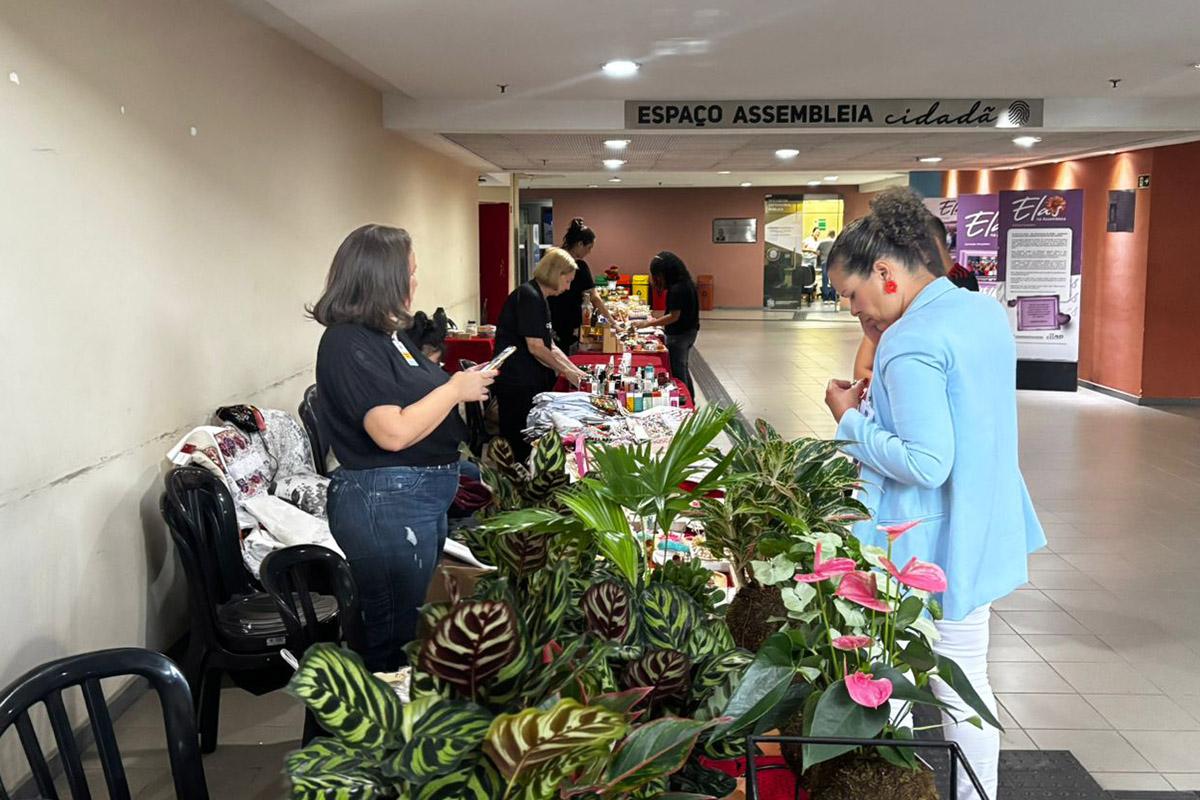 Feira de Dia das Mães movimenta Assembleia e valoriza artesanato capixaba