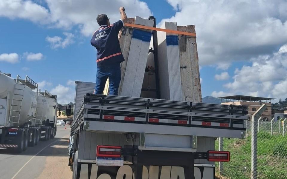 Fiscalização flagra transporte irregular de rochas e aplica mais de R$ 52 mil em multas no Sul do ES