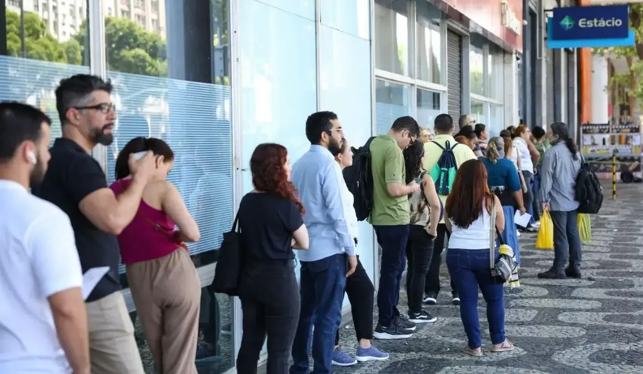 Governo federal vai convocar 7 mil servidores em 2026 e anuncia novos concursos