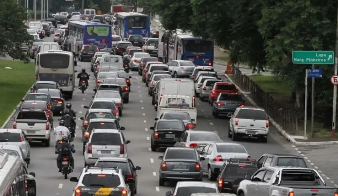 Inflação acelera e pesa no bolso: gasolina e alimentos puxam alta de 0,89% em abril