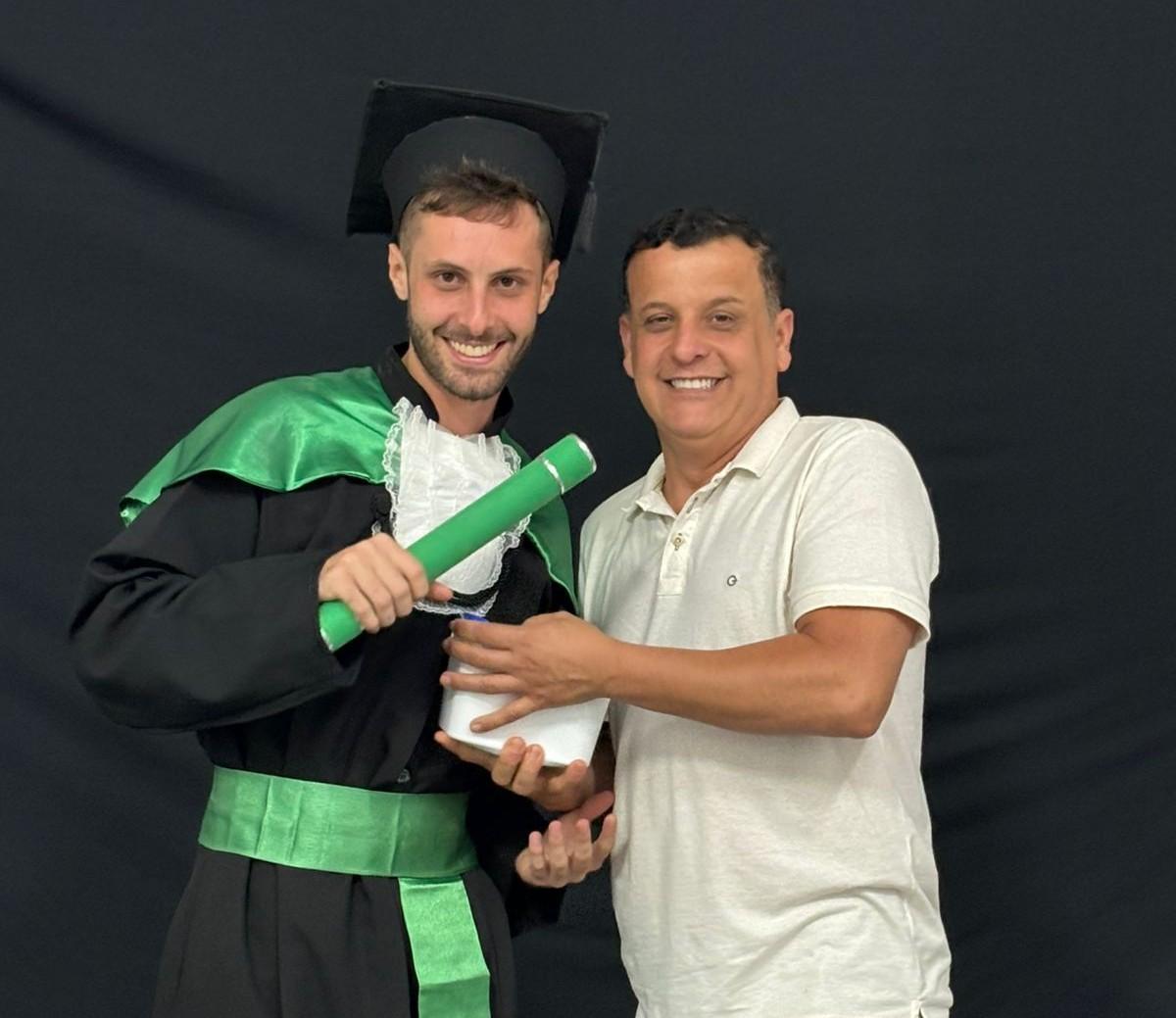 Jovem vargem-altense se forma com excelência em terapia ocupacional e orgulha a cidade