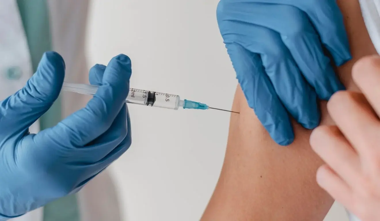 Nova lei obriga empresas a informar sobre vacinação e garante folga para exames