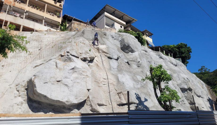 Obra em encosta avança e Prefeitura atua para reduzir riscos em área urbana de Cachoeiro