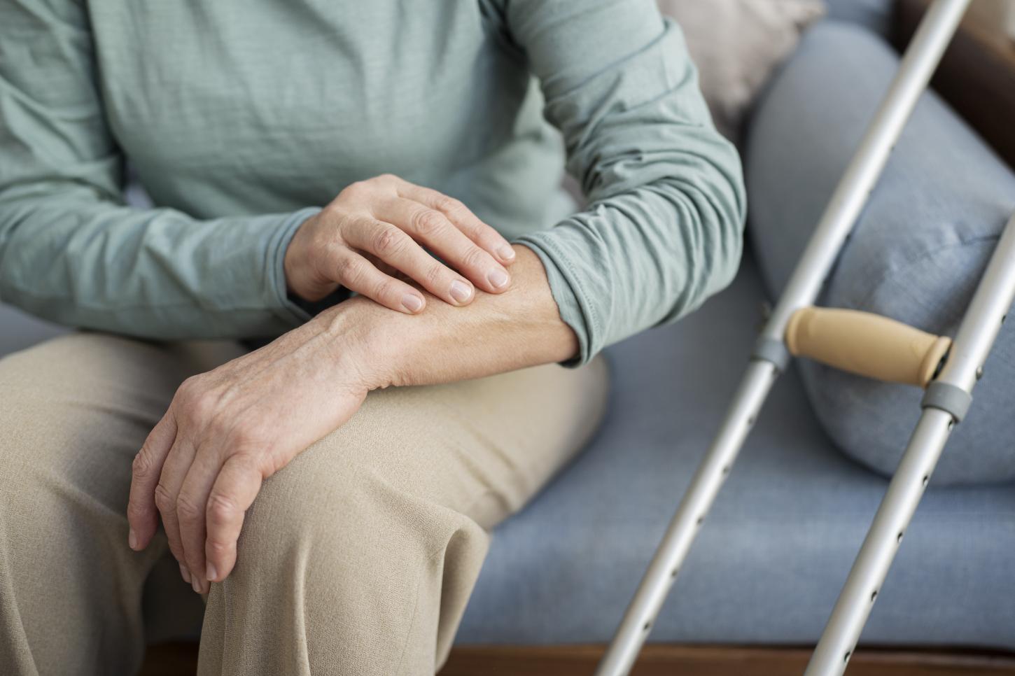Parkinson vai além dos tremores e exige atenção a sinais silenciosos