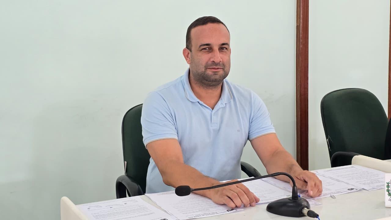 Vereador solicita reforma de escola e conclusão de quadra esportiva em Castelinho