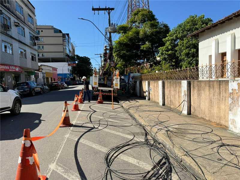 Alfredo Chaves inicia força-tarefa para retirada de fios irregulares no Centro da cidade