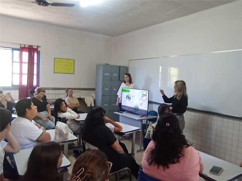 Alfredo Chaves leva ciência, robótica e tecnologia para escolas com bolsas para estudantes