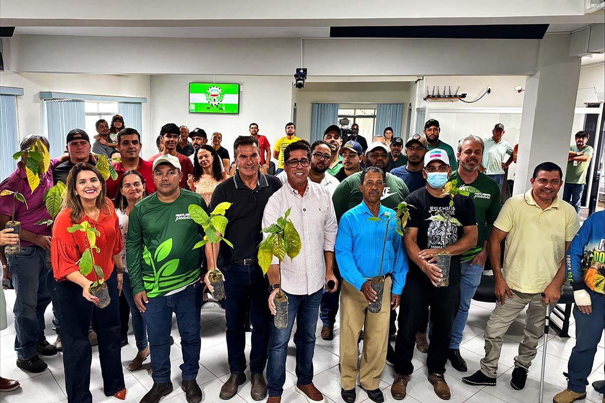 Arranjos Produtivos entrega mais de 6 mil mudas de cacau para produtores de Alto Rio Novo