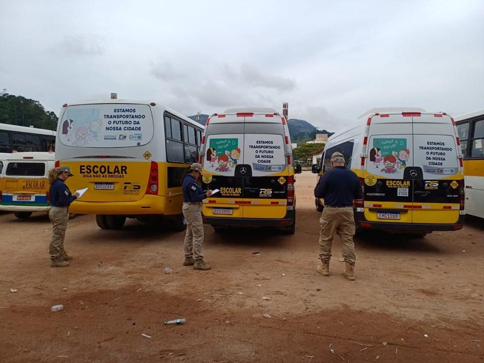 Detran faz fiscalização preventiva em transporte escolar de Venda Nova do Imigrante
