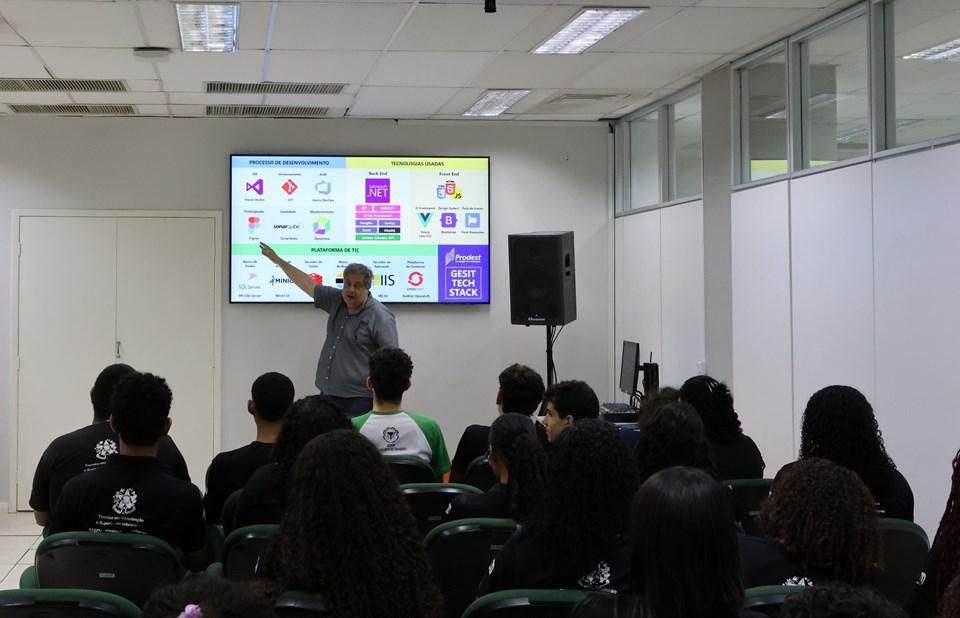 Estudantes de Linhares conhecem bastidores do governo digital capixaba em visita ao Prodest