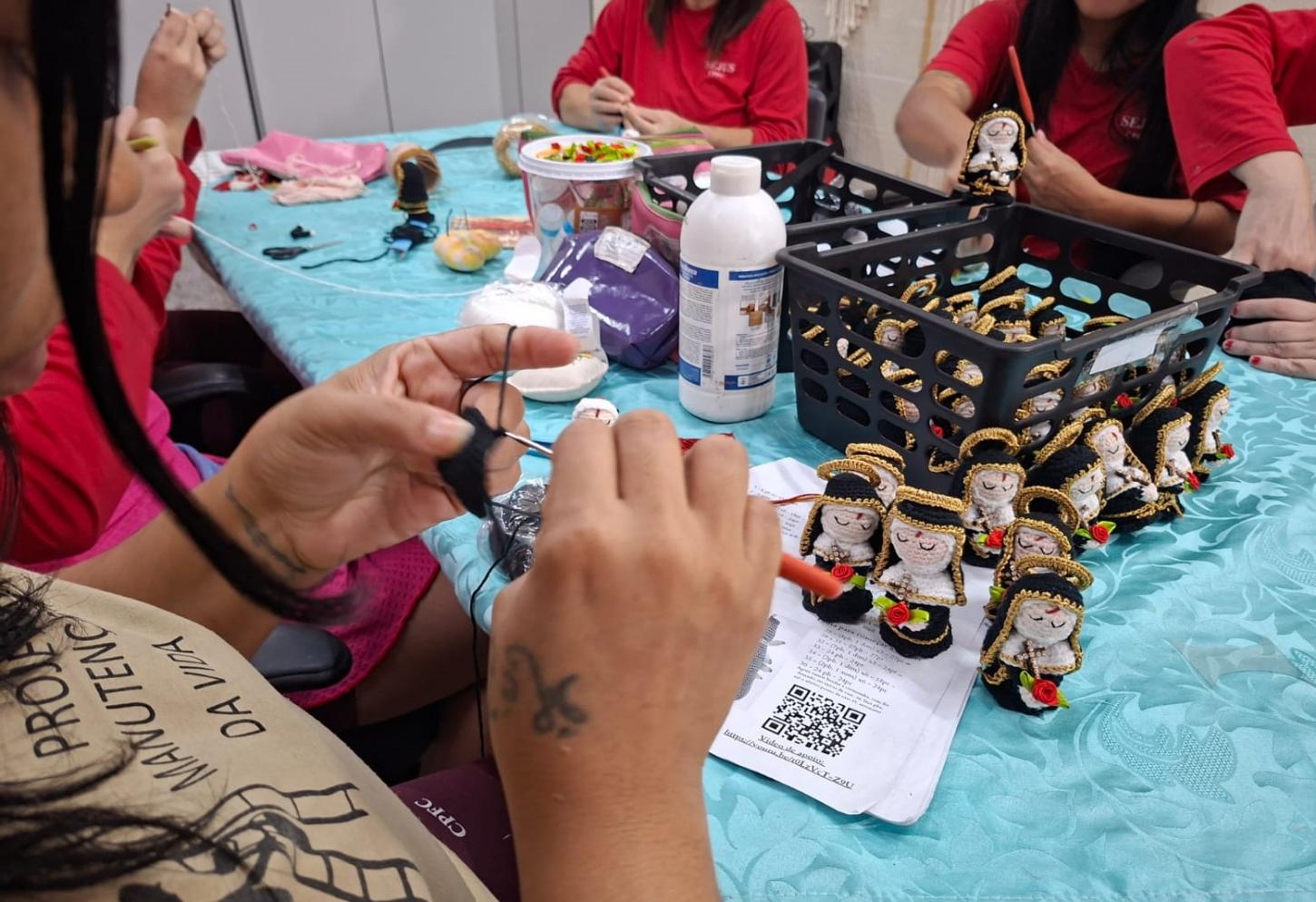 Internas confeccionam santinhas em crochê para pacientes oncológicos no Espírito Santo
