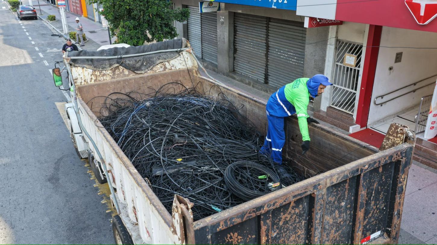 Mais de uma tonelada de fios é retirada de avenida comercial em Campo Grande