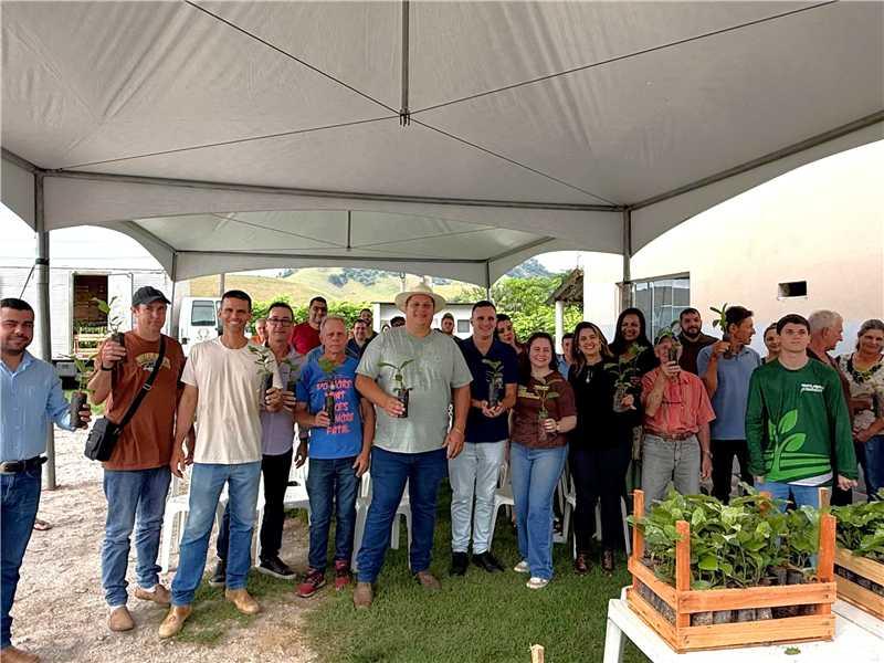 Produtores de Alfredo Chaves recebem 10 mil mudas de café e fortalecem agricultura familiar