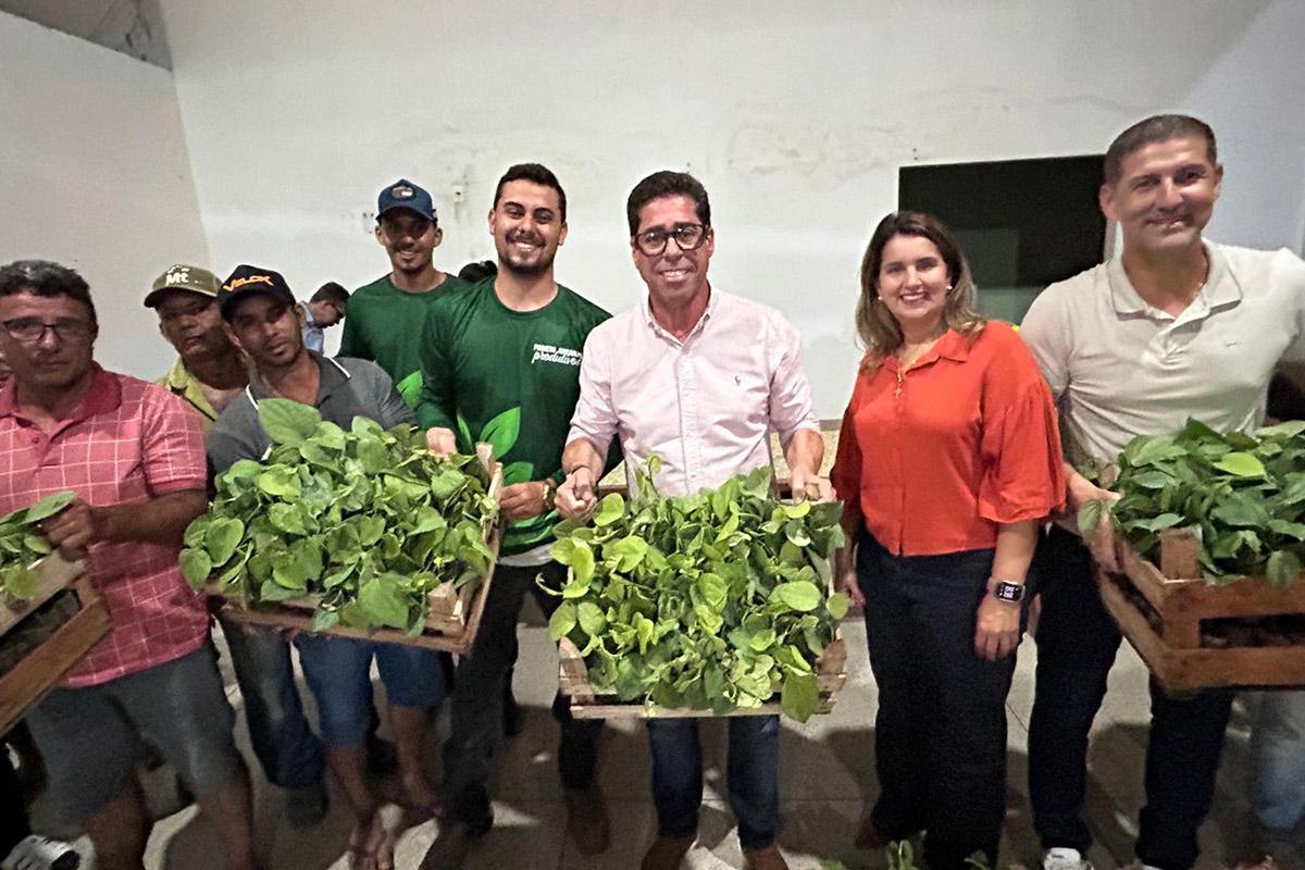 Projeto Arranjos Produtivos entrega mudas de banana e pimenta para agricultores do norte do ES