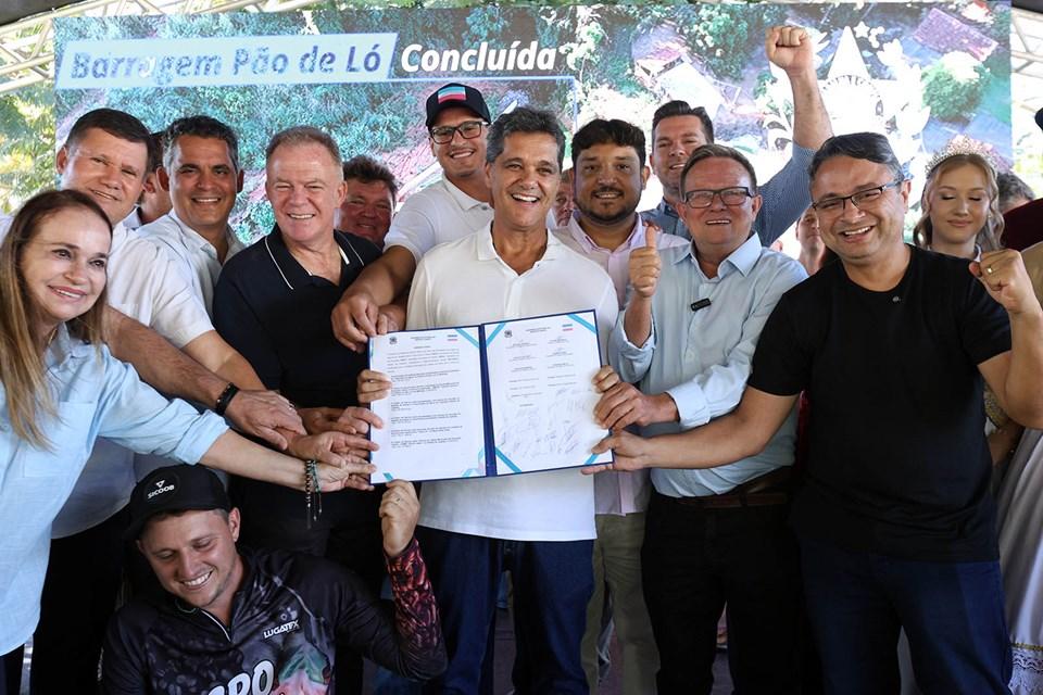 Ricardo Ferraço anuncia pacote milionário e inaugura obras em Laranja da Terra