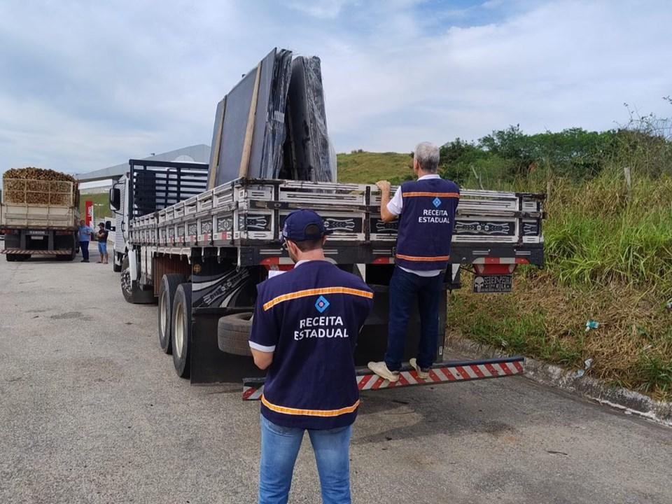 Sefaz recupera mais de R$ 44 mil após flagrar transporte irregular de cargas no Sul do ES