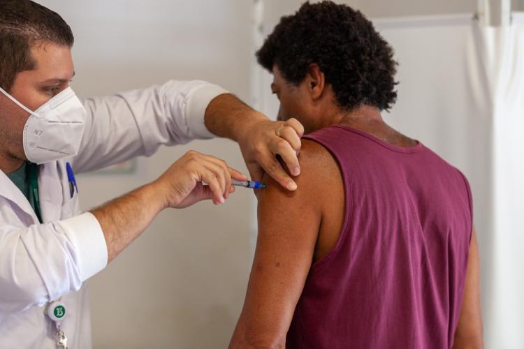 Vacina da gripe não mata: Saúde do RJ combate fake news e reforça proteção aos idosos